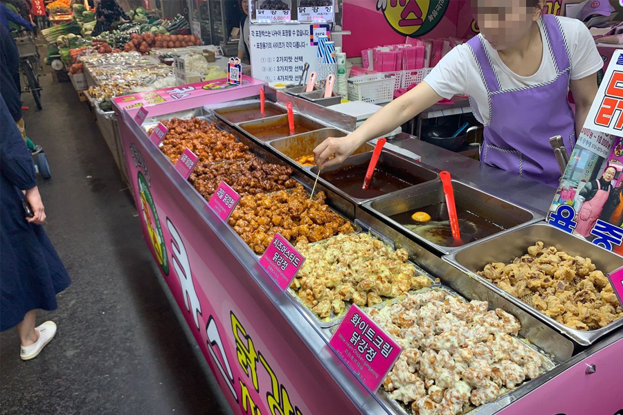 望遠市場裡，各種經典韓國美食正在攤位上展示，比如炸雞丁和炒辣年糕