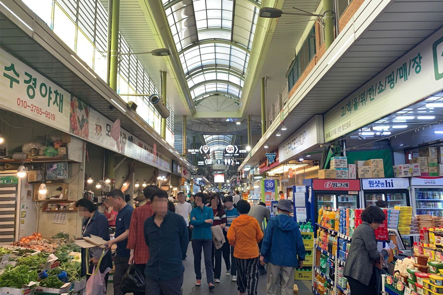 望遠市場中的各式韓國小吃，擺滿了攤位吸引遊客的目光