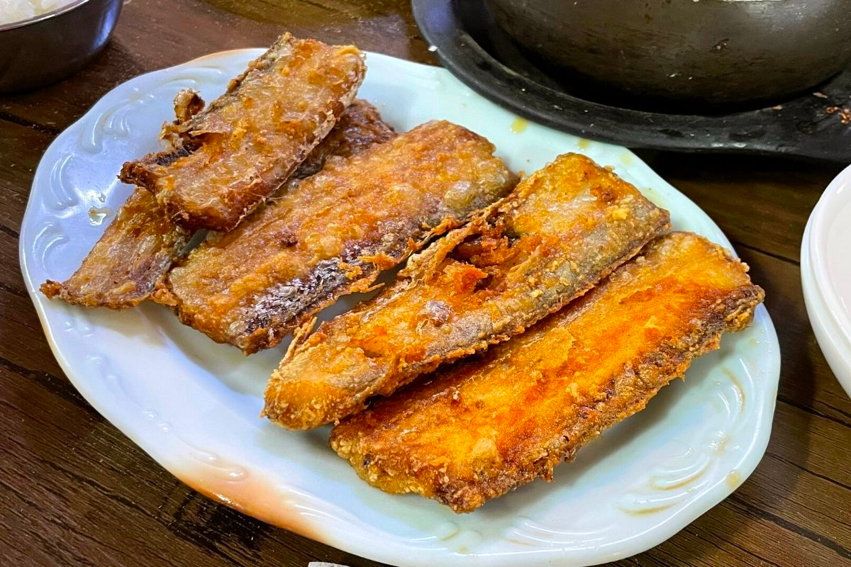 韓国市場で人気の揚げサバ。焼きたての香ばしいフィッシュプレート。