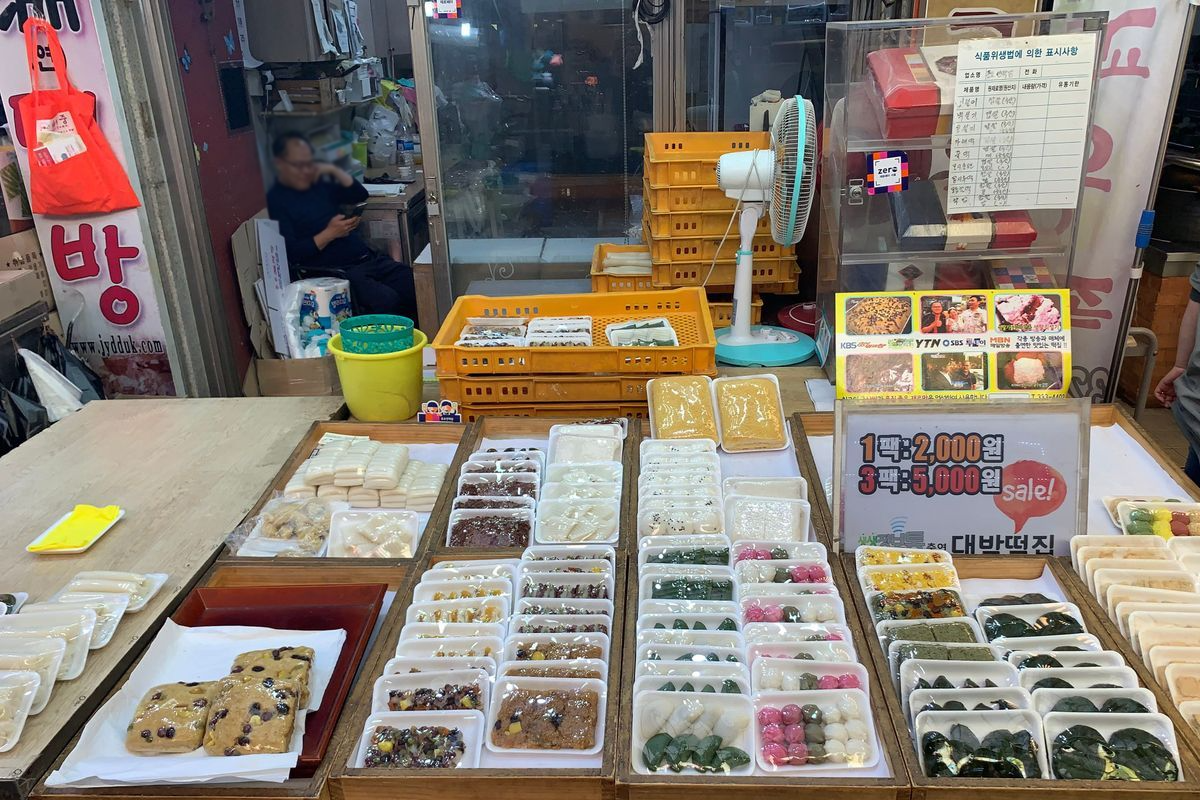 在首爾望遠市場的室內攤位中，享受購物和品嚐美味小吃的樂趣