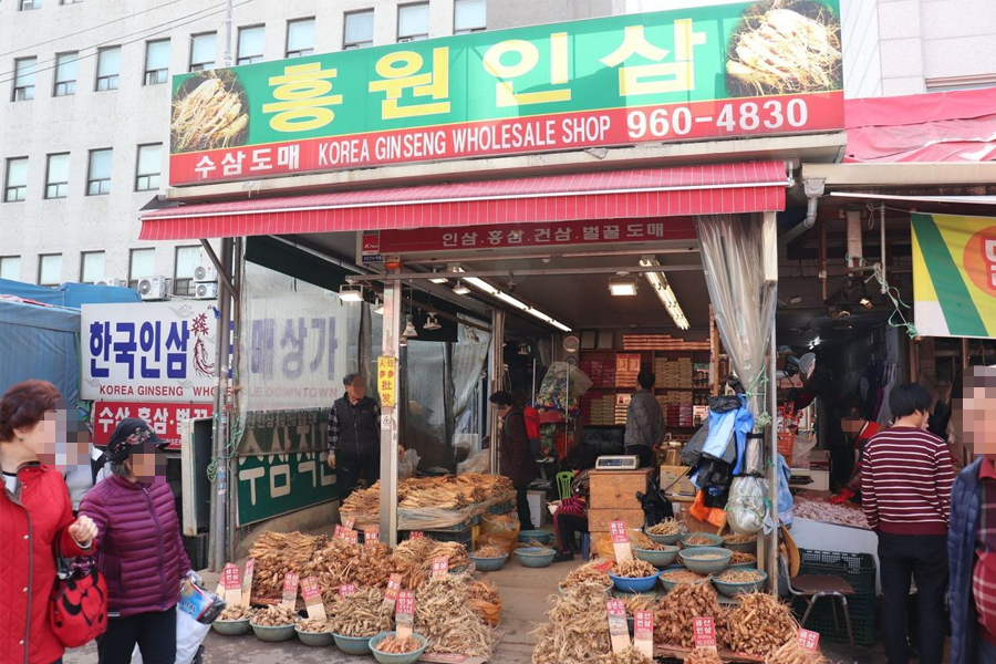 首爾藥令市場的商鋪中，各種醫藥材整齊陳列，展示古老的傳統