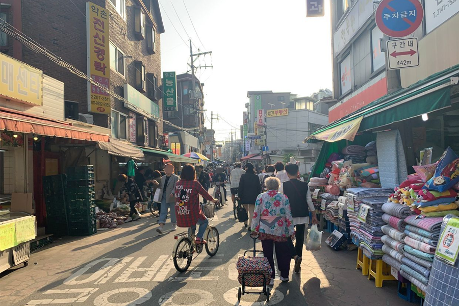 首爾望遠市場的歡樂市集氛圍,當地的傳統地攤和行人