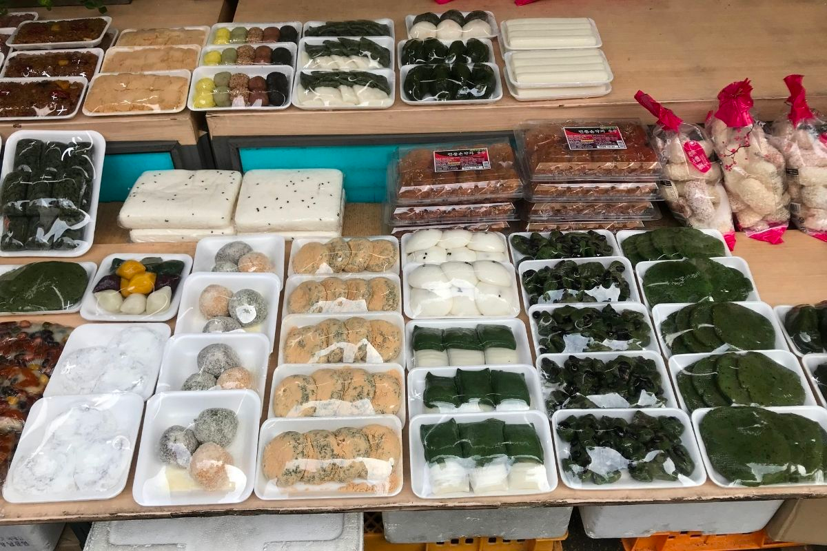 韓国伝統の餅とお菓子が並ぶ屋台。色とりどりの韓国菓子が整然と並ぶ。