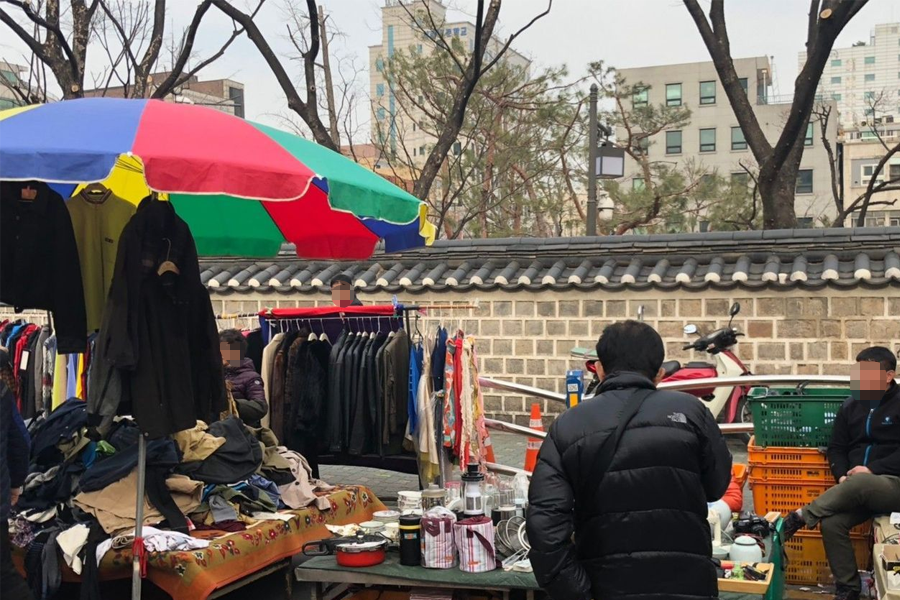 東廟市場中條子市場的一角，展示了各式各樣的二手商品