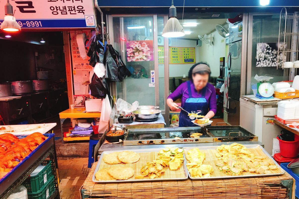 首爾清涼裏傳統市場中的多樣商品，各類新鮮的韓國食材與小吃