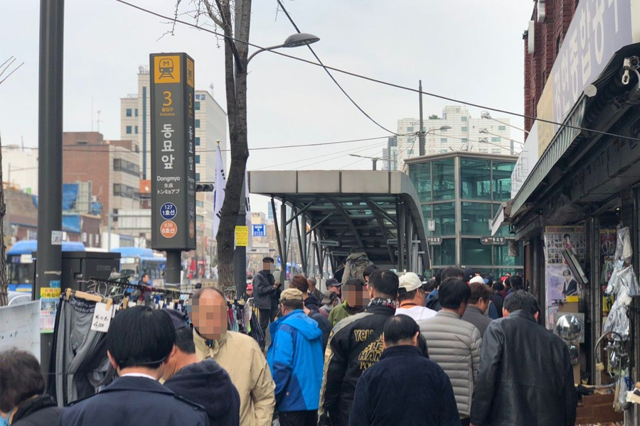 在首爾東廟市場，路邊的攤販集市吸引著各樣興趣者