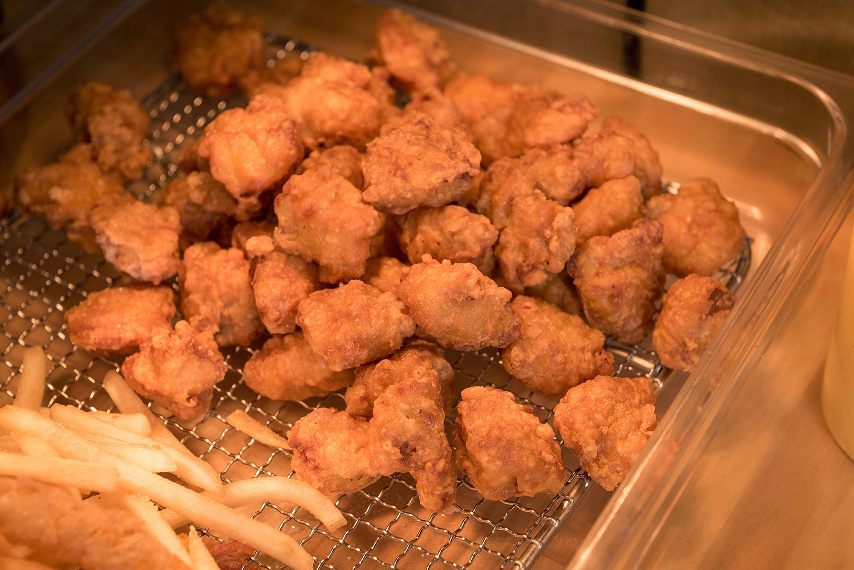 韩国炸鸡店菜单上的炸鸡和薯条