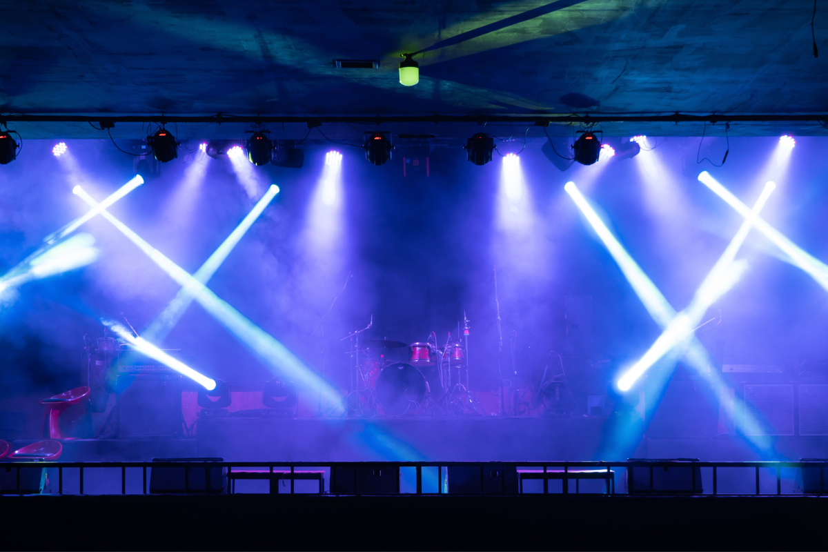 演唱會現場舞台燈光效果，紫色燈光聚焦舞台，新音樂節目錄影前的準備。