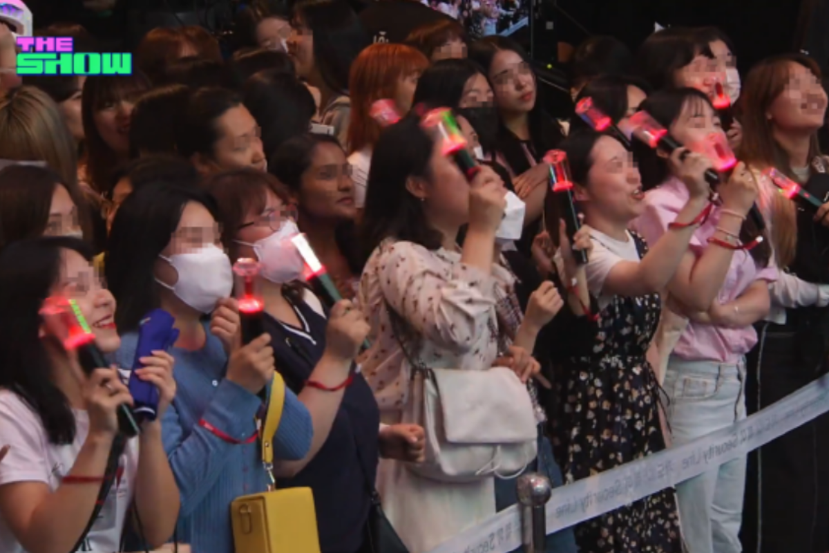 SBS MTV THE SHOW 觀眾席，歌迷正在觀看演出，顯示THE SHOW的節目名稱。