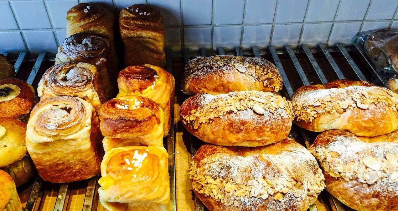 韓國明洞忠武路附近提供的美味早餐圖片，展示了一系列烘焙食品和美味的家常菜，適合早晨或晚餐享用。