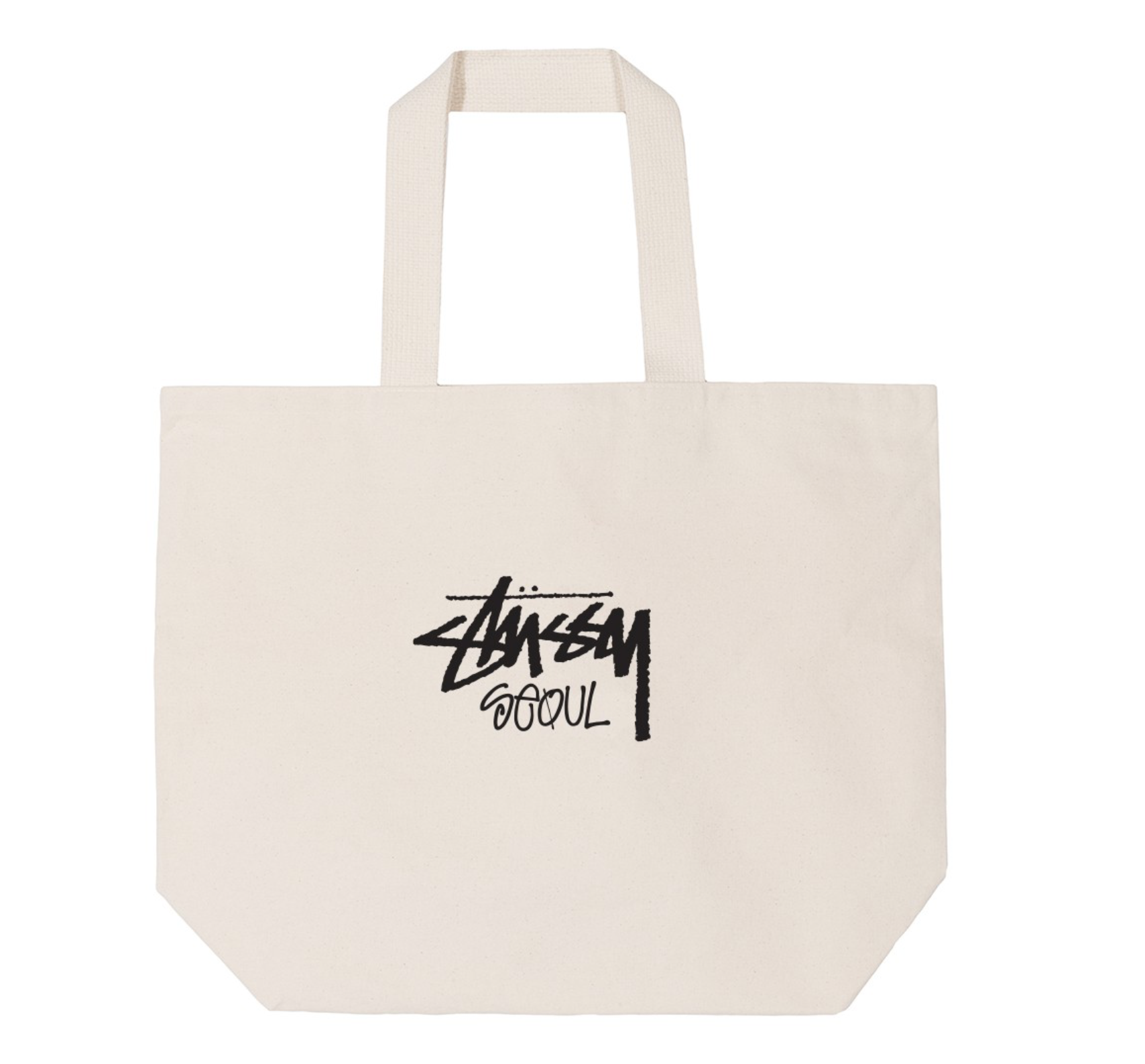 กระเป๋าผ้า Stussy รุ่นลิมิเตดสีครีมพร้อมโลโก้ Stussy Seoul ที่ด้านหน้า จากคอลเลคชั่นเกาหลี