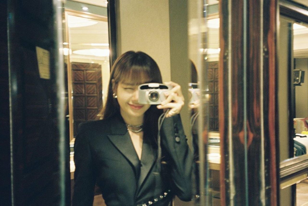 ตัวอย่างไอเดียโพสท่าในกระจกแบบไอดอล โดยสวมชุดสูทสีดำ เพิ่มเสน่ห์ในตัว