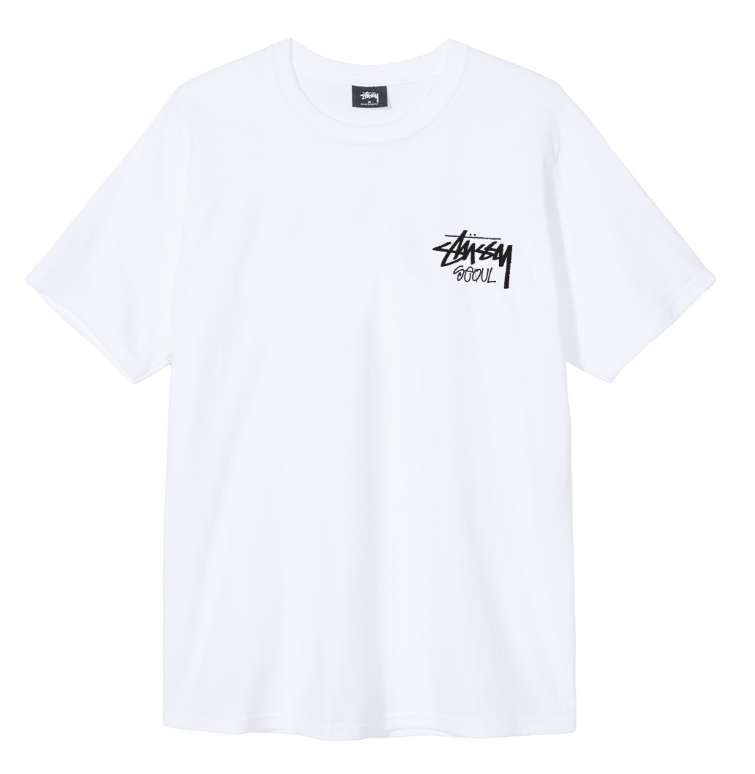 เสื้อยืด Stussy รุ่นลิมิเตดสีขาวพร้อมโลโก้ Stussy Seoul ที่หน้าอกด้านซ้าย จากคอลเลคชั่นเกาหลี
