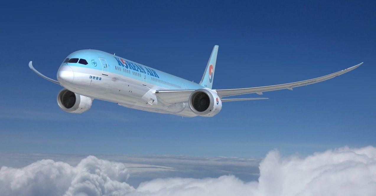 大韓航空航班於晴朗的藍天中飛行，象徵韓國與香港航班的運行情況