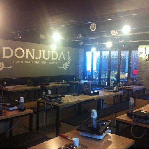서울에서 유명한 Donjuda의 내부 모습입니다. 고급스러운 분위기와 함께 맛있는 고기를 제공합니다.