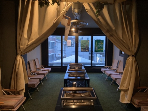 เตาปิ้งย่างภายในร้านนันจัง แคมป์ ย่านคังนัม ที่เสิร์ฟอาหารสดใหม่