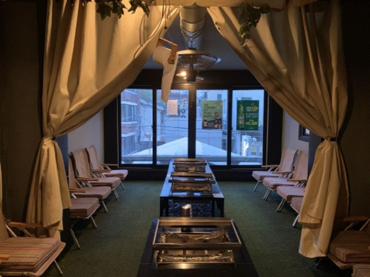 서울 신사동에 위치한 난장 캠프에서 캠핑 스타일의 의자들이 정렬되어 있는 모습입니다.