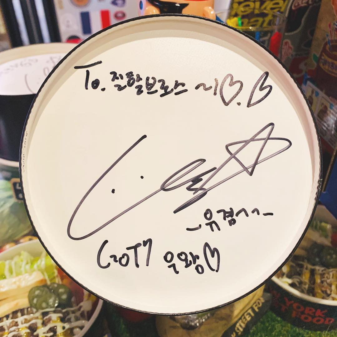 GOT7 멤버의 서명이 있는 Jilhal Bros의 인기 요리. 이곳에서 멤버들을 만날 수도 있습니다.