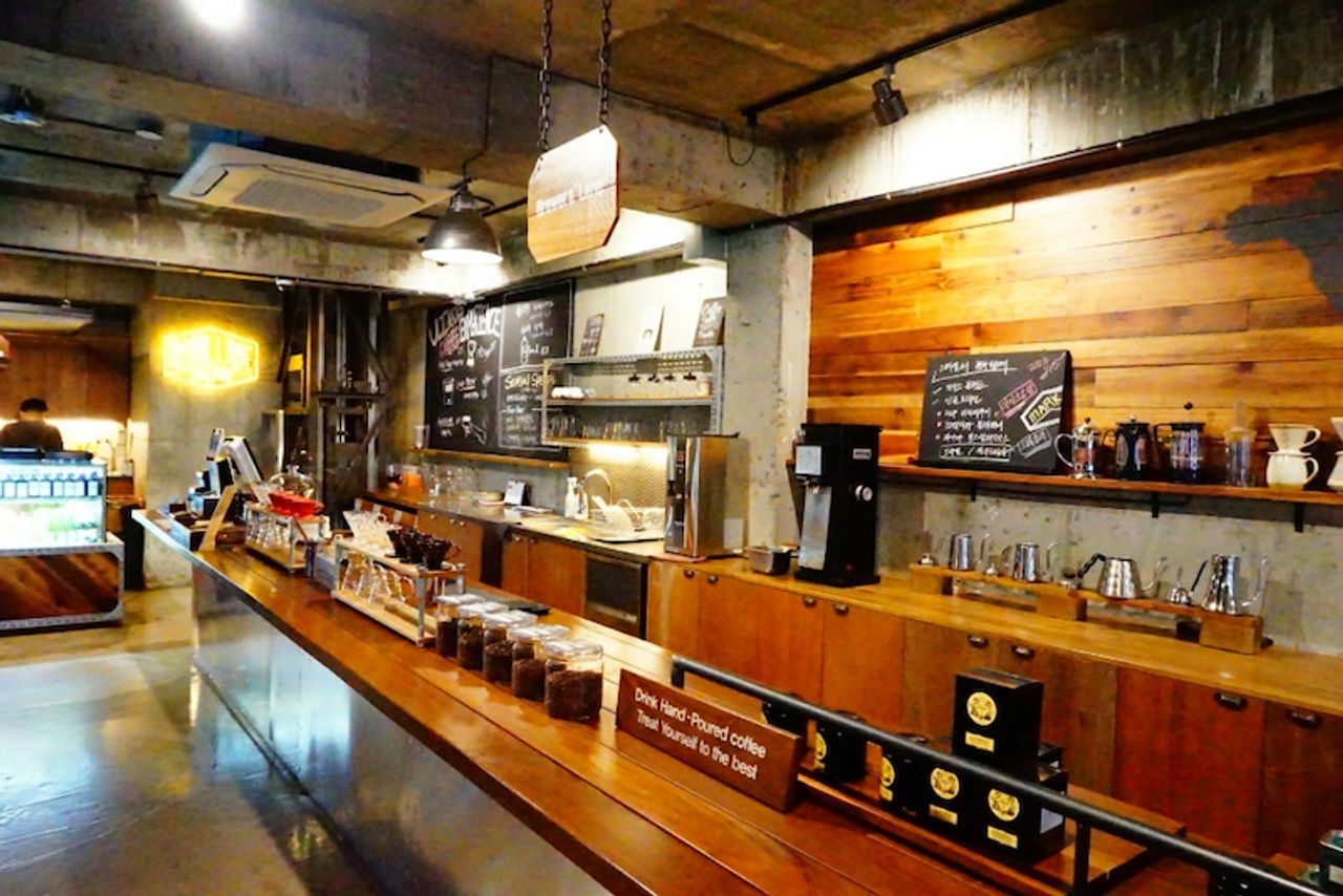 고급 원두와 커피 도구가 진열되어 있는 Mark Lane Coffee의 모습입니다.