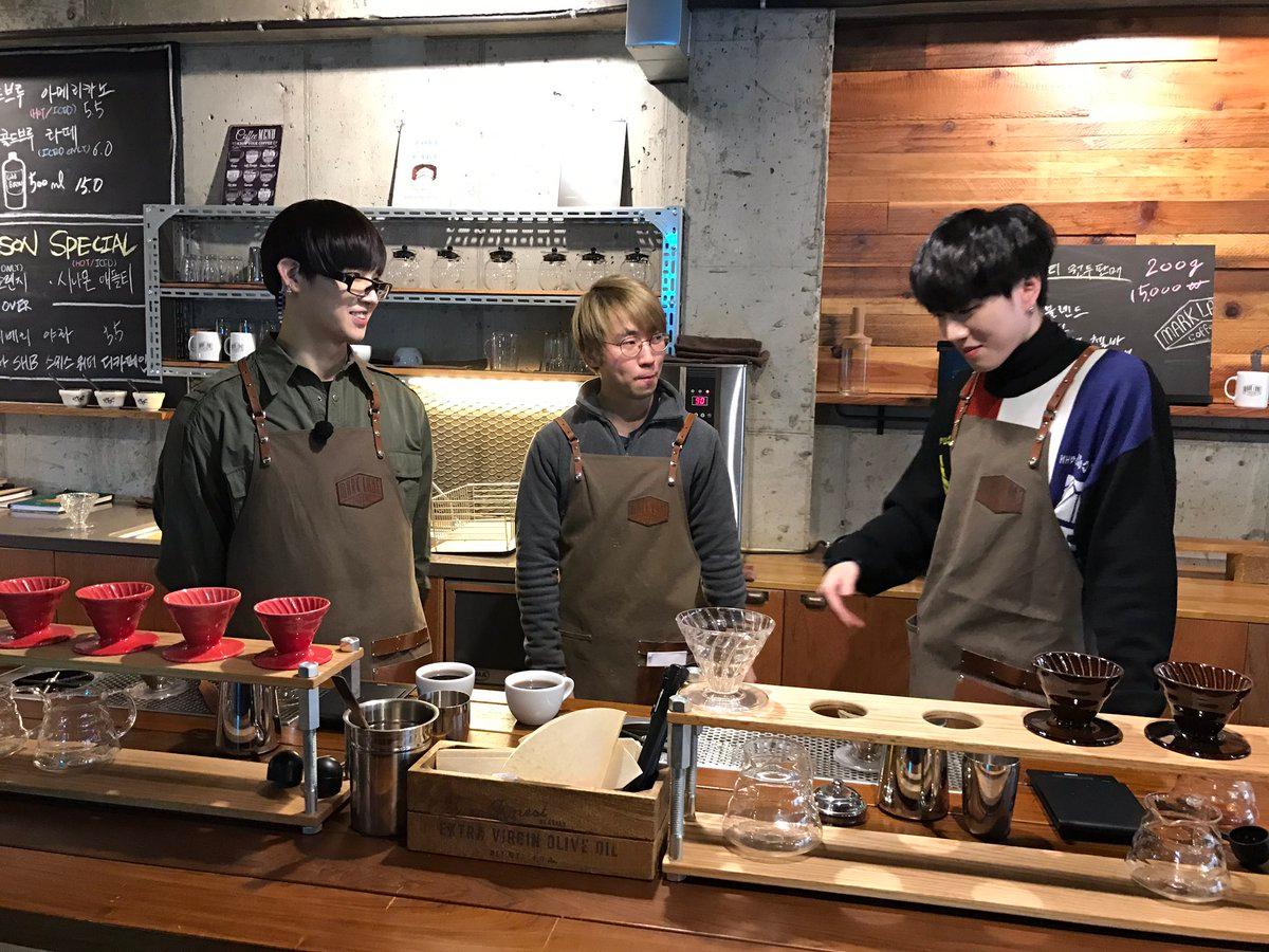 Mark Lane Coffee의 내부 모습으로, 목재로 꾸며진 커피 바가 눈에 띕니다.