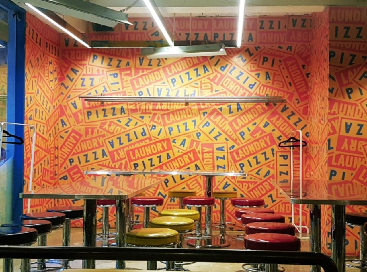 ส่วนภายในร้าน Laundry Pizza ที่ถูกใช้ถ่ายทำมิวสิกวีดีโอและภาพถ่ายของไอดอลบ่อยๆ