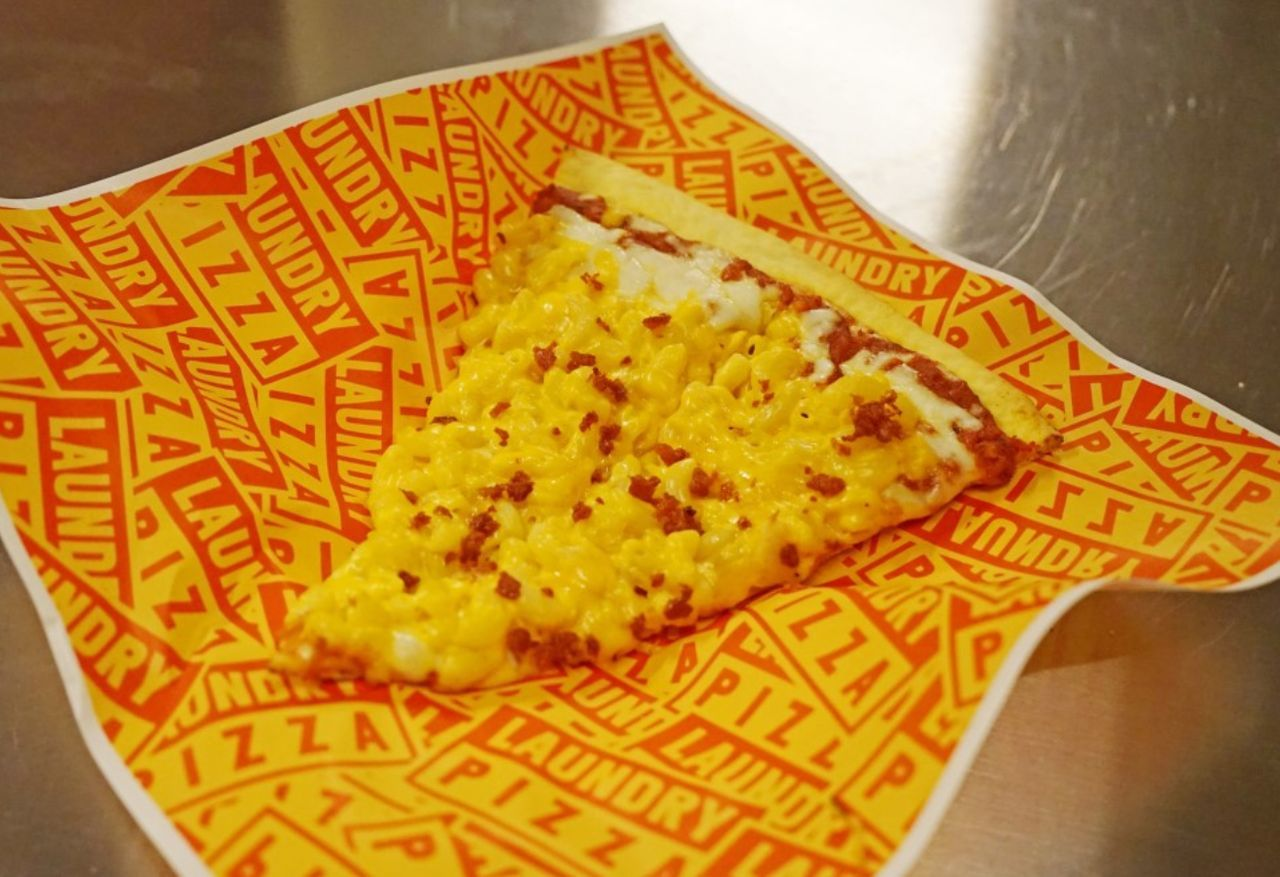 พิซซ่าเบคอนมักกะโรนีชีสที่เสิร์ฟในร้าน Laundry Pizza