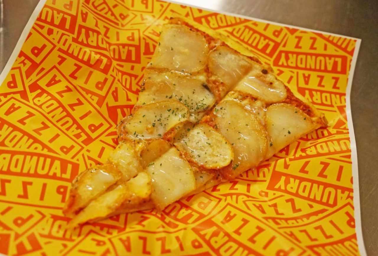 พิซซ่ามันฝรั่งจากร้าน Laundry Pizza ที่มีการใช้ขนมปังและมันฝรั่งปรุงรสพิเศษ