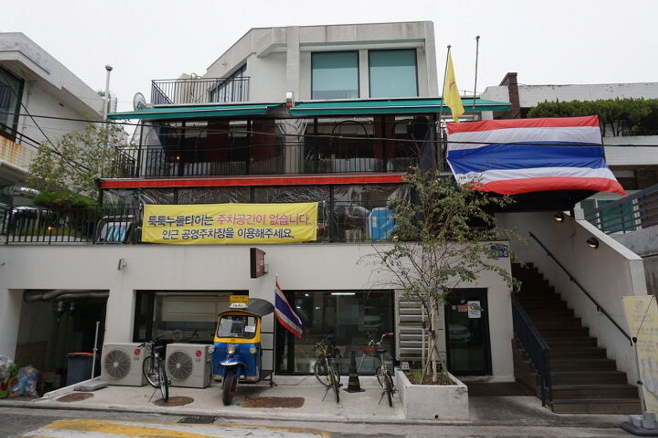 GOT7 멤버들이 Tuk Tuk Noodle Thai에서 태국 요리를 즐기는 모습으로, 특별한 분위기를 느낄 수 있습니다.