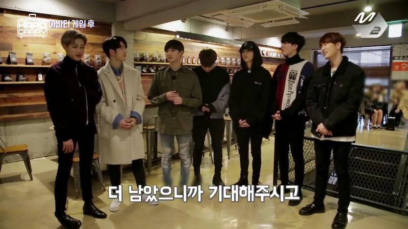 서울 압구정에 위치한 Mark Lane Coffee 외부 모습입니다. 심플하고 세련된 커피숍 간판이 눈에 띕니다.