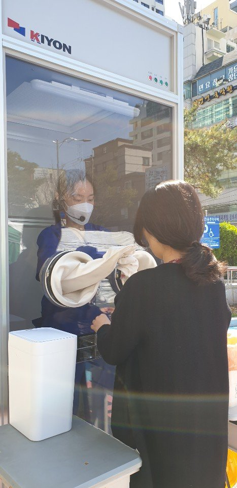 韩国新的新冠病毒检测方法，采样者在开放式空间接受检测。KIYON公司的设备。