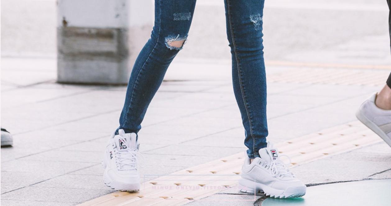 Người đeo giày Fila Distruptor 2 màu trắng, kiểu giày chunky phổ biến trong giới trẻ Hàn Quốc.