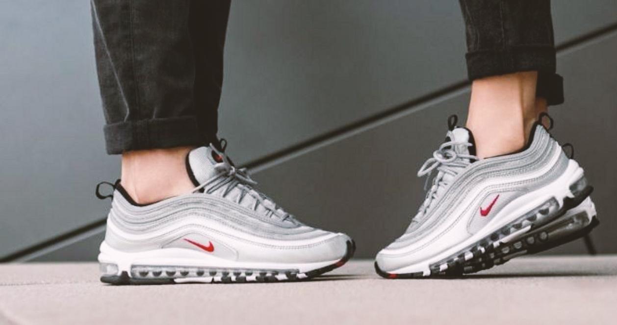 Đôi giày Nike Air Max 97 màu bạc với thiết kế hiện đại, làm nổi bật phong cách cặp đôi Hàn Quốc.