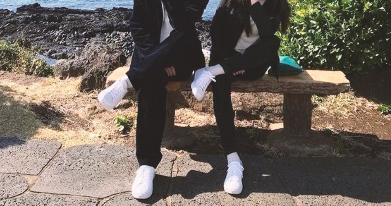 Cặp đôi Hàn Quốc đeo giày đôi Adidas Stan Smith màu trắng, hoàn hảo cho mọi phong cách.