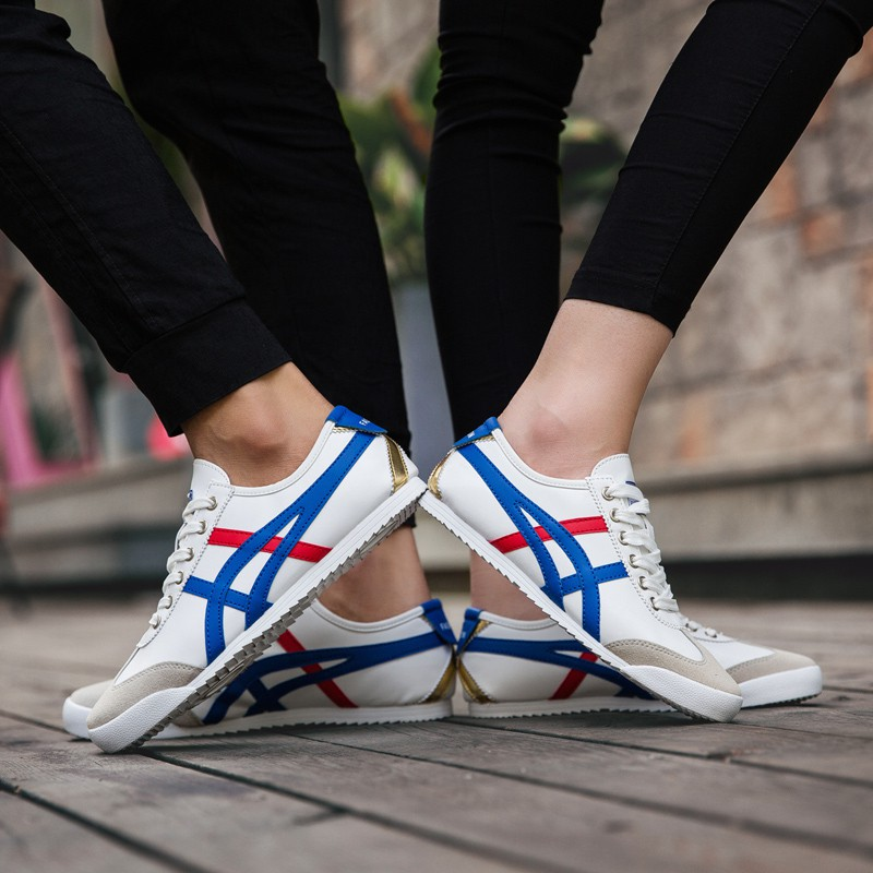 เดินไปไหนก็เห็นแต่คู่รักใส่รองเท้าคู่กัน! อย่าไปยอม...จัดมาใส่ซักคู่กับแฟน ไม่มีแฟนละก็ ใส่คู่กับเพื่อนซิรออะไร~