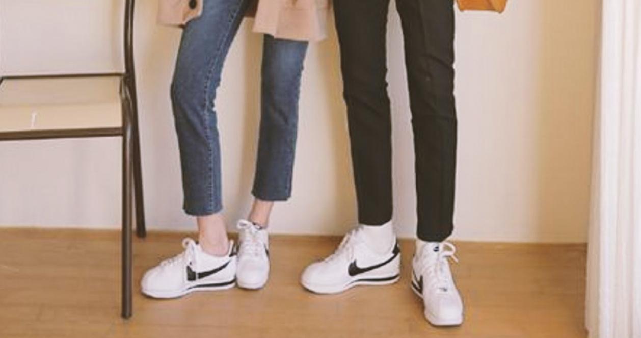 Cặp đôi Hàn Quốc mang giày Nike Cortez trắng, tạo điểm nhấn cho mọi trang phục.