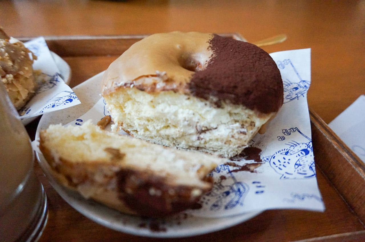 イテウォンカフェ、オールドフェリードーナッツ、Old Ferry Donut、オシャレなカフェ、可愛いカフェ、韓国カフェ、ソウルカフェ、話題のカフェ、人気のカフェ、韓国女子に人気、インスタ映え、美味しいお店、ユニークなカフェ、韓国人気スポット、コーヒー、ティラミス、チューブラテ、最近の人気、韓国旅行、韓国観光、ソウル観光