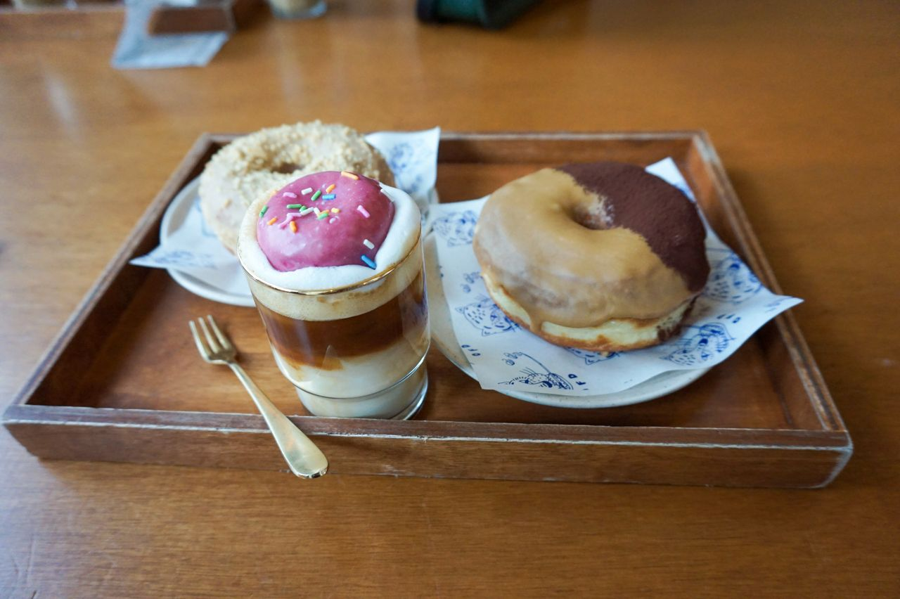 イテウォンカフェ、オールドフェリードーナッツ、Old Ferry Donut、オシャレなカフェ、可愛いカフェ、韓国カフェ、ソウルカフェ、話題のカフェ、人気のカフェ、韓国女子に人気、インスタ映え、美味しいお店、ユニークなカフェ、韓国人気スポット、コーヒー、ティラミス、チューブラテ、最近の人気、韓国旅行、韓国観光、ソウル観光