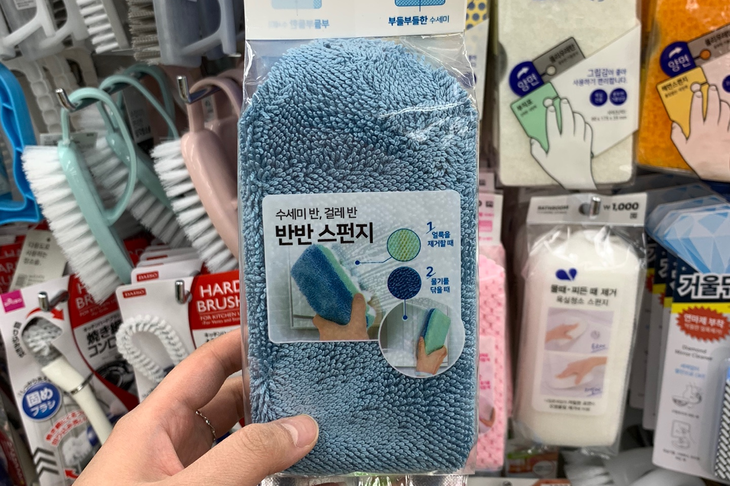 Daiso抹鏡海綿，雙面使用設計，₩1,000韓元的便宜價格展示