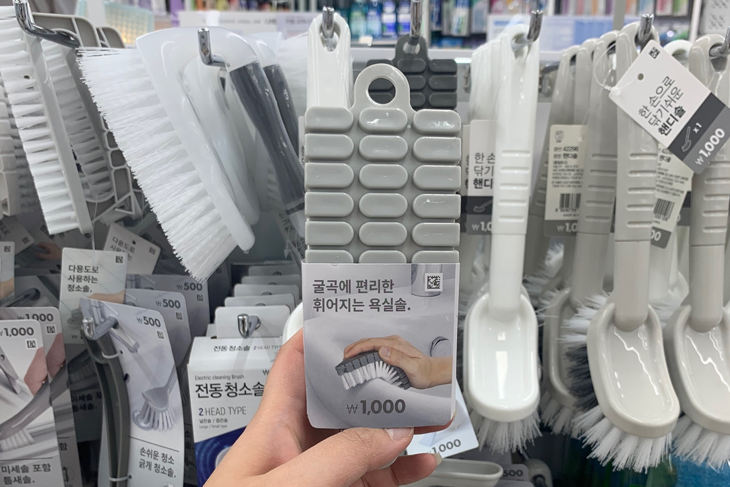 韓國Daiso的₩1,000廁所刷具小幫手，靈活刷柄設計顯示