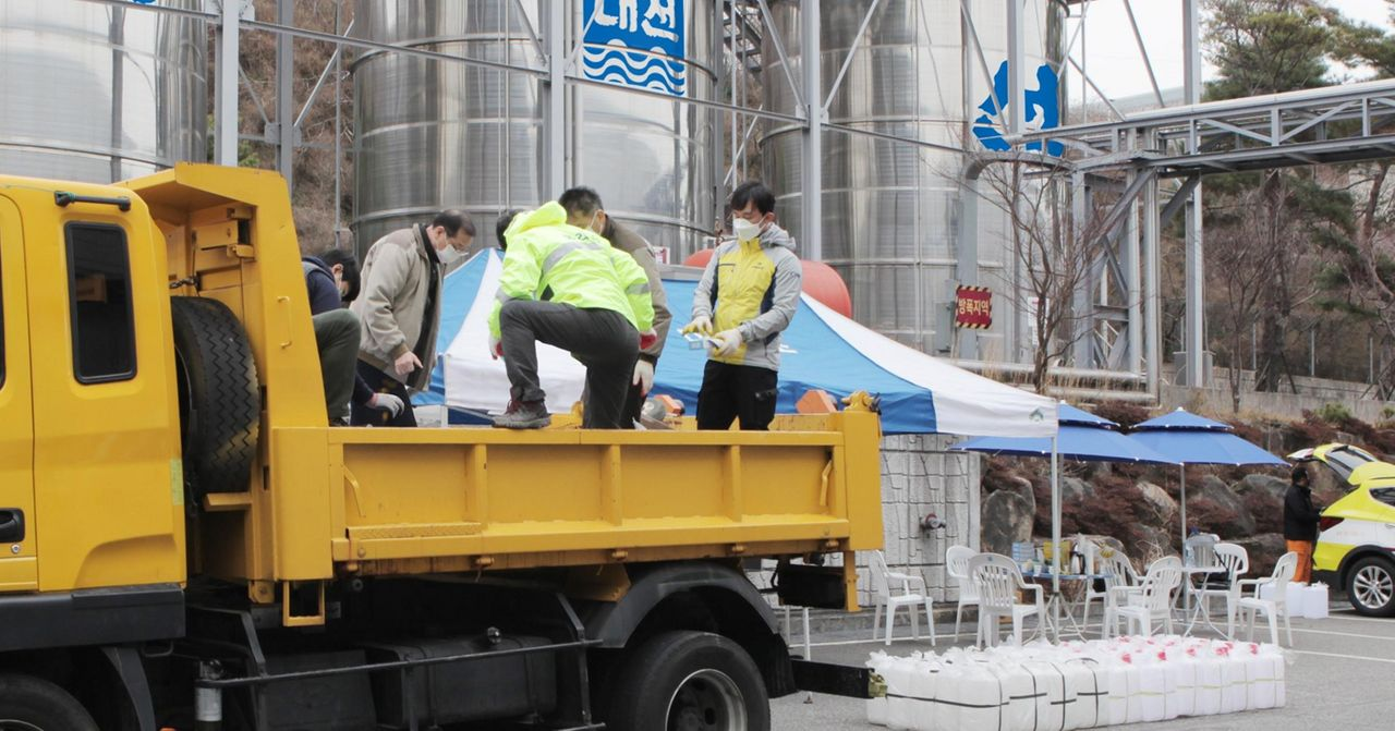 韩国酒类企业捐出酒精用于消毒