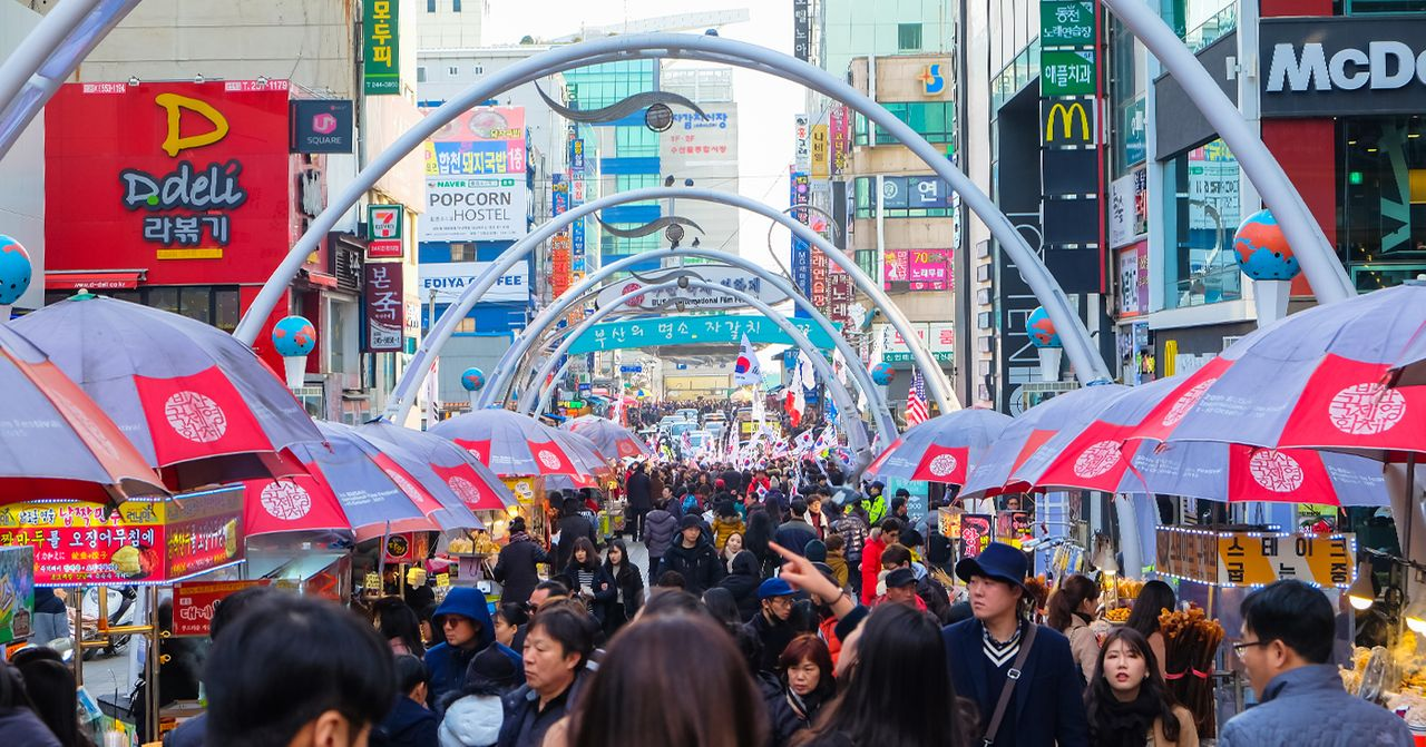 釜山南浦洞美食街的多样美食，展现韩国街头小吃文化。