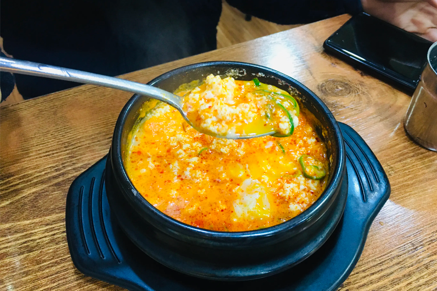 齋洞嫩豆腐的鯉魚地海鮮豆腐鍋，熱氣騰騰的豆腐湯搭配鮮味十足的海鮮。