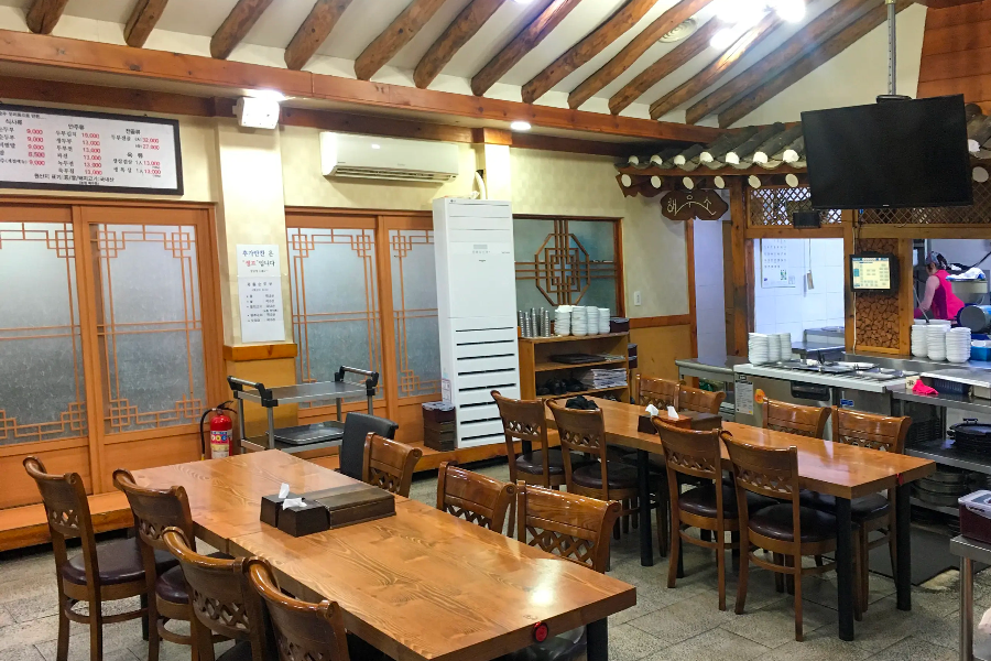 齋洞嫩豆腐內部的日常用餐環境帶有溫馨氛圍，展示卓越的清潔度。