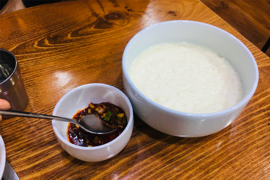 齋洞嫩豆腐的草堂豆腐，提供糖煮濃湯搭配醬油的細綿豆腐料理。