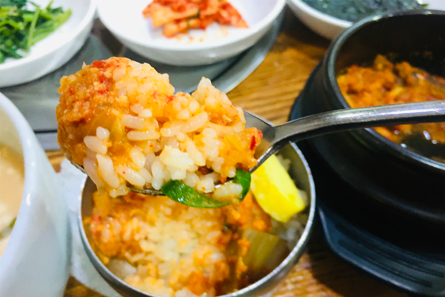 一碗滿滿香噴噴的豆腐湯飯，展示其美味的韓式家常風味。