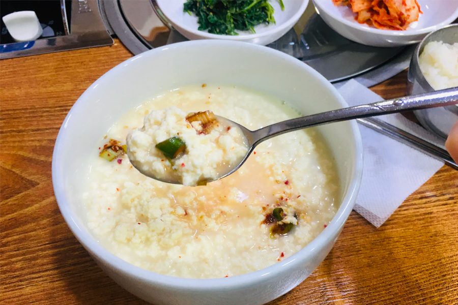 一碗白飯毗連豆腐，更好的增添了餐食的飽足感，搭配嫩豆腐使整體口感升級。