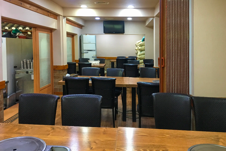 齋洞嫩豆腐的內部座位環境，顯示出寬敞和清潔的用餐空間。