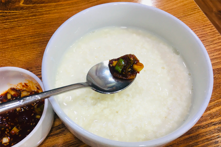 顯示了使用生大豆製作的草堂嫩豆腐，展現其獨特的濃香和柔軟質地。