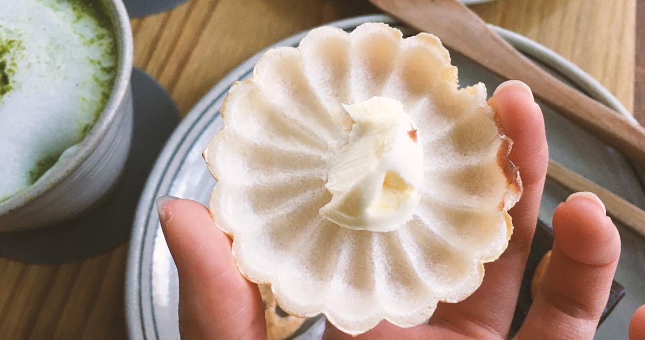 Một chiếc monaca kem phô mai tinh tế, món ăn nhẹ tại quán cà phê Almost Home ở Seoul.