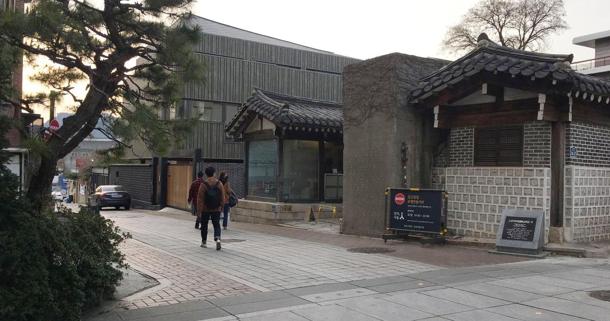 Cảnh sinh hoạt hàng ngày tại phố cổ Bukchon Hanok, một điểm đến thú vị tại Seoul.